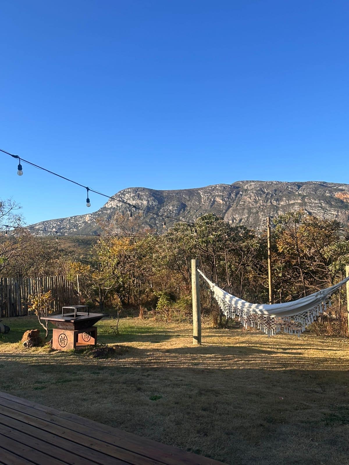 Casa di Pietra — deck externo com ofurô a lenha