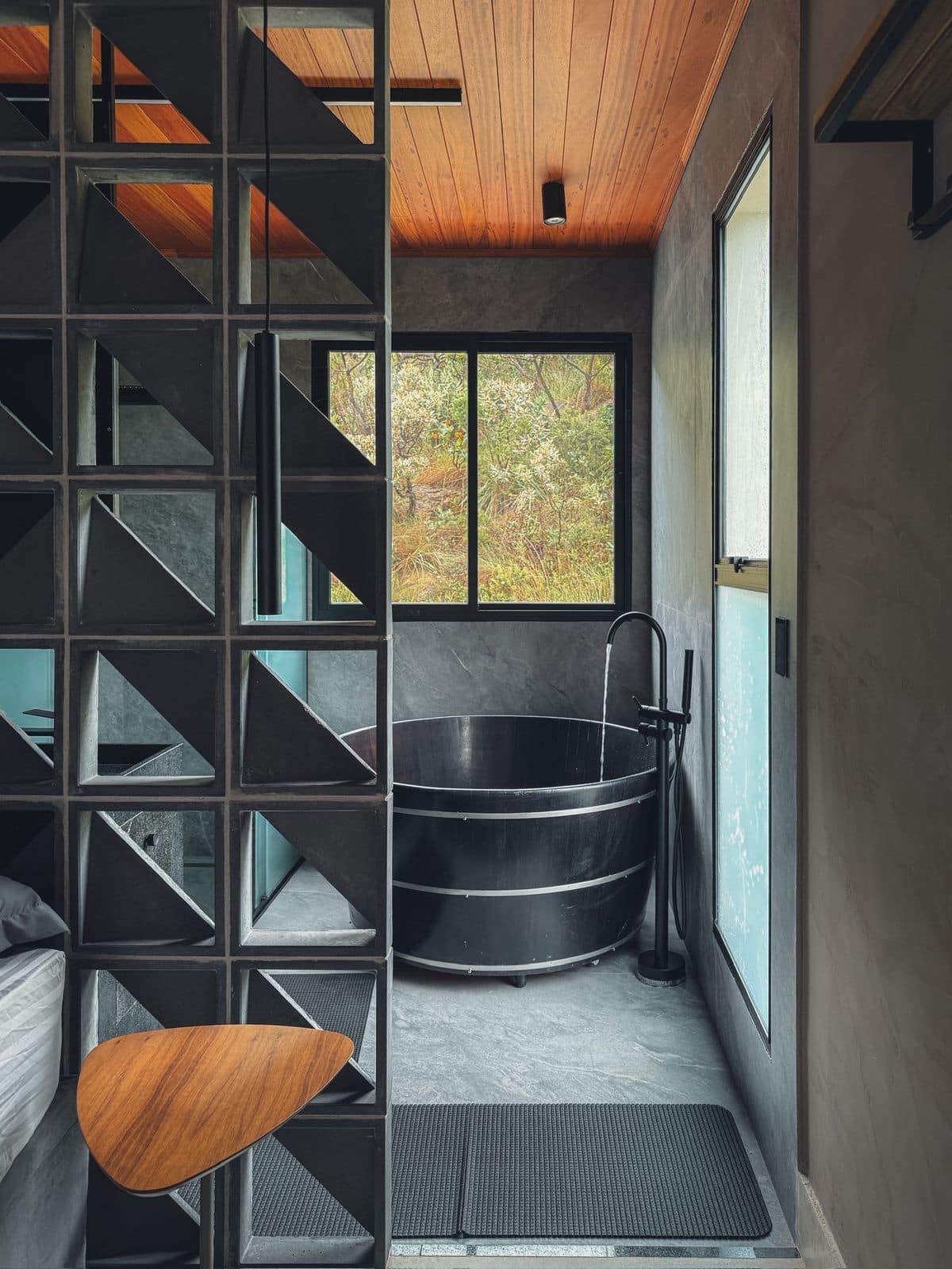 Casa di Luca — deck externo com ofurô a lenha