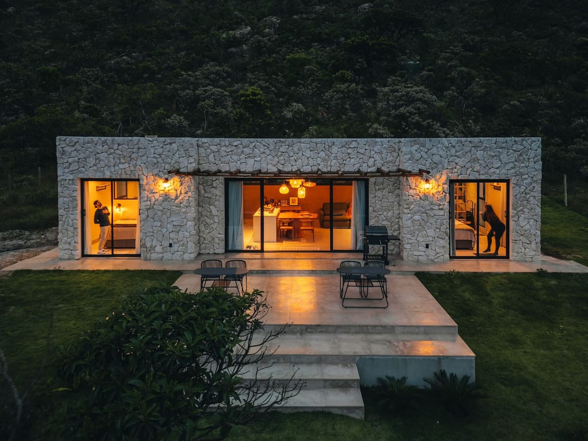 Casa di Luca — fachada com vista para a Serra do Espinhaço
